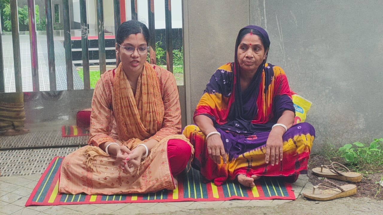 স্ত্রীর স্বীকৃতি না পেয়ে চিকিৎসকের বাড়ির সামনে অনশন